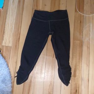 Lululemon but scrunch capris, scrunches and bows